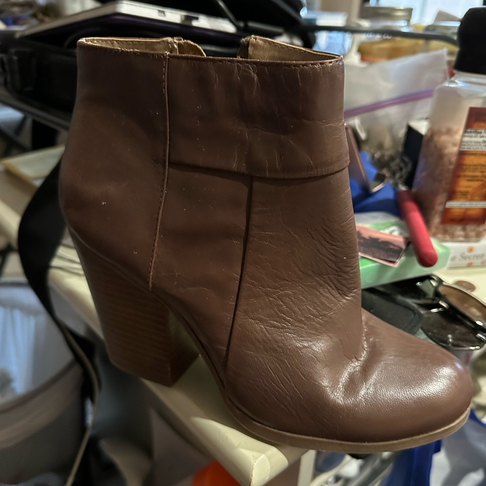 Kenneth Cole Reaction Heeled Brown Leather Ankle Boots - Size 8.5